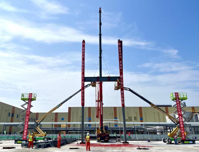 中建七局亿纬锂能60GWh超级工厂项目二期钢结构首吊成功