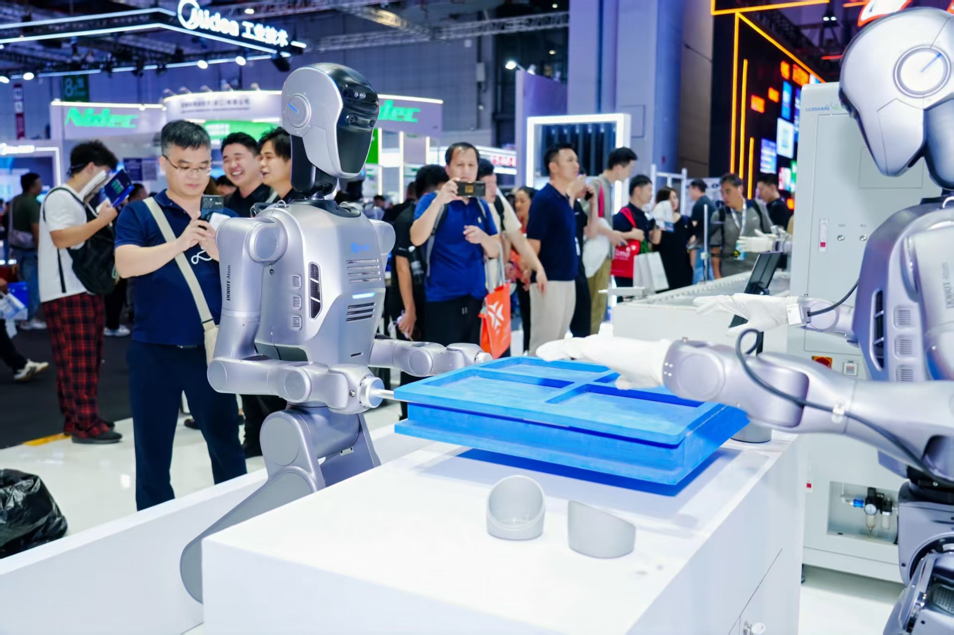 全球首个多形态具身智能机器人平台来了！越疆率先打开具身工业时代大门(图3)