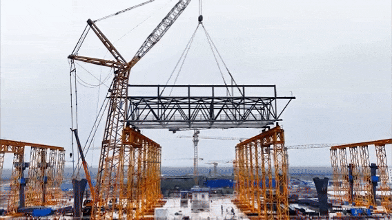 津潍高铁东营南站完成钢屋盖滑移首吊项目正式进入钢屋盖滑移施工关键阶段