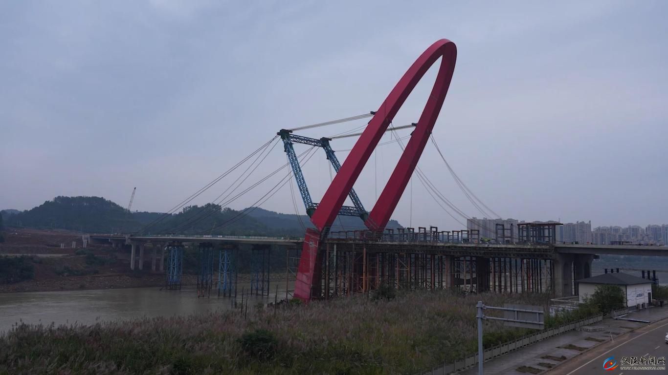 毫米级“空中转身”！仪陇嘉陵江三桥上塔柱顺利竖转(图2)