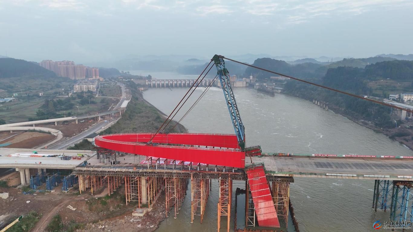 毫米级“空中转身”！仪陇嘉陵江三桥上塔柱顺利竖转(图9)