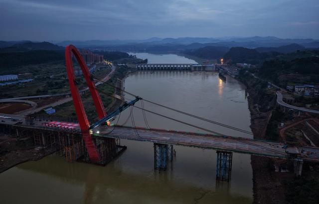 刷新世界纪录！仪陇县嘉陵江三桥立起“红色火箭”