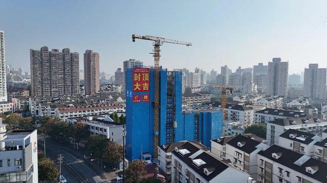 像搭积木一样造房子！虹口区首个钢结构装配式成套改造项目主体封顶节省50%工期