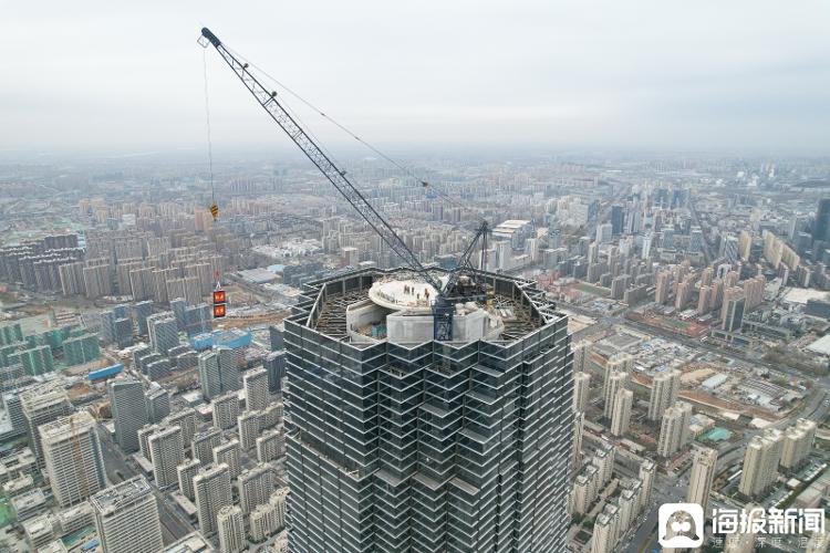 齐鲁第一高封顶！揭秘齐鲁新地标封顶背后的速度、技术与城市雄心